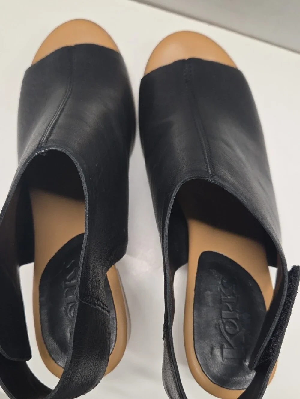Korks Black Open-Toe Leather Sandals with Tan Block Heel Size 9.5